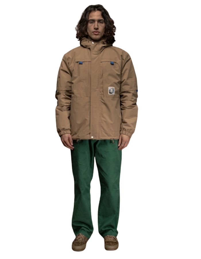 Vue de face de la Parka hybride pour homme couleur camel en nylon ripstop résistant avec doublure chaude en sherpa et poches zippées, modèle Jad de la marque Jonsen Island