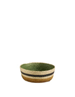 Petit panier rond Globe par Maison Sarah Lavoine. Tressage artisanal en fibres de palmier avec rayures horizontales Eucalyptus et Ocre, fabriqué au Mexique, dimensions H7 x Ø20 cm.