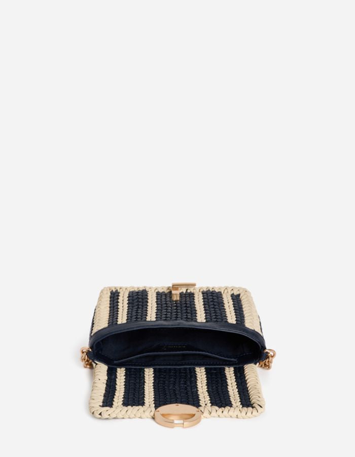 Petit sac Moon Vanessa Bruno marine et crème en cuir tressé, avec fermoir doré et chaîne.