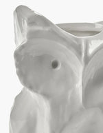 Haut du Vase moyen en céramique blanche brillante sculpté en forme de hibou avec motifs peints à la main collection Marni.