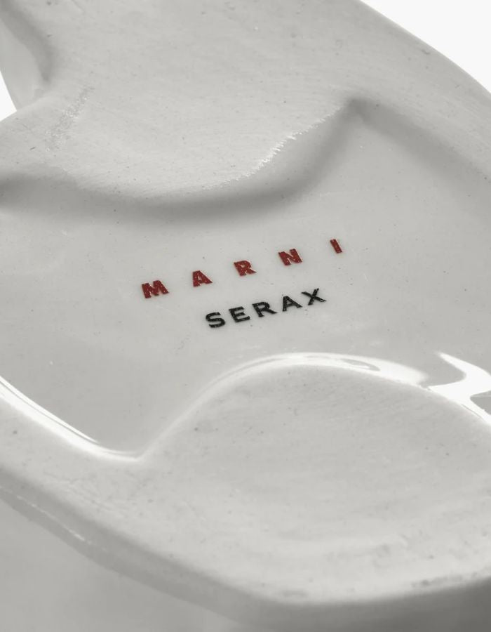 Signature sur le Vase moyen en céramique blanche brillante sculpté en forme de hibou avec motifs peints à la main collection Marni.