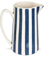 Anse du Grand pichet vintage en porcelaine blanche avec anse et fines rayures bleues, hauteur 21.3 cm, modèle de la marque OPJET.