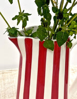 Détail du Grand pichet vintage en porcelaine blanche avec anse et fines rayures rouges, hauteur 21.3 cm, modèle de la marque OPJET.