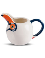 Pichet Toucan Pop en grès blanc, peint à la main, avec bec orange et anse bleue.