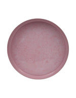 Très grand plateau décoratif rond Molitor par Bazardeluxe, grand format de 60 cm de diamètre. Finition émaillée brillante de couleur rose poudré clair, orné d'un fond aux motifs géométriques en relief.