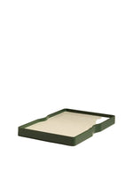 Grand plateau rectangulaire réversible Vice-Versa par Maison Sarah Lavoine. Bois laqué brillant bicolore Vert Forêt et Écru, poignées avec découpes triangulaires, monogramme gravé, dimensions 48x32 cm.