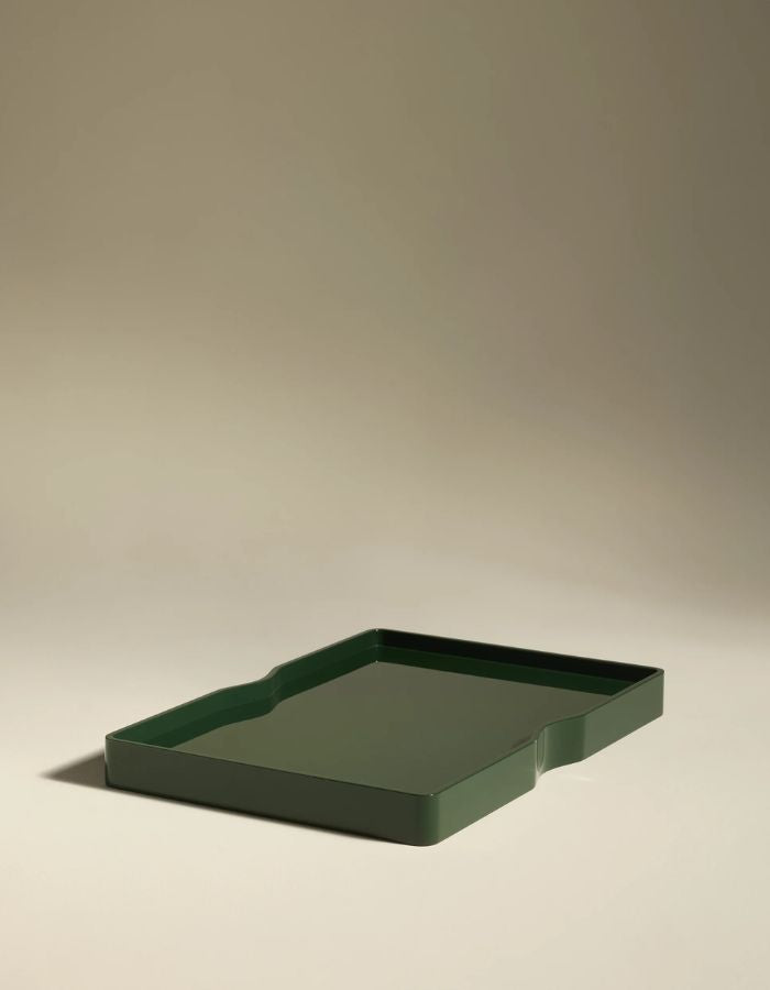 Vue sur la face du Grand plateau rectangulaire réversible Vice-Versa par Maison Sarah Lavoine. Bois laqué brillant bicolore Vert Forêt et Écru, poignées avec découpes triangulaires, monogramme gravé, dimensions 48x32 cm.