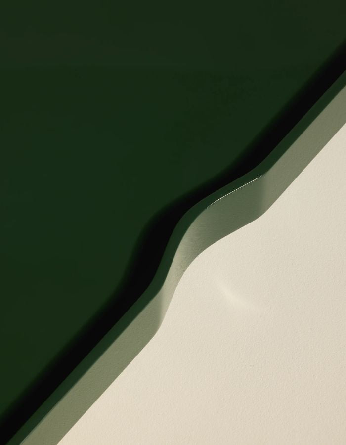Vue sur le côté verso du Grand plateau rectangulaire réversible Vice-Versa par Maison Sarah Lavoine. Bois laqué brillant bicolore Vert Forêt et Écru, poignées avec découpes triangulaires, monogramme gravé, dimensions 48x32 cm.