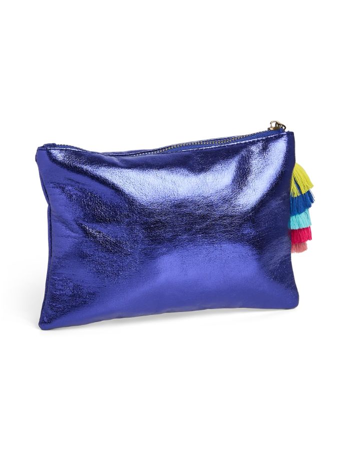 Dos de la Pochette de soirée rectangulaire pour femme en tissu de couleur bleu éclatant. Fermée par un zip sur le dessus, elle est ornée d'un grand pompon suspendu composé de franges colorées superposées en dégradé multicolore