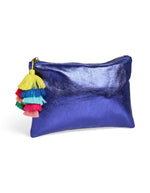 Pochette de soirée rectangulaire pour femme en tissu de couleur bleu éclatant. Fermée par un zip sur le dessus, elle est ornée d'un grand pompon suspendu composé de franges colorées superposées en dégradé multicolore