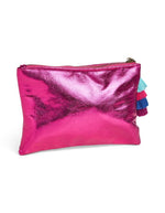 Dos de la Pochette de soirée rectangulaire pour femme de couleur rose fuchsia métallisé brillant. Fermée par un zip doré, elle est ornée d'un grand pompon suspendu composé de franges colorées superposées en dégradé de bleu turquoise, rose, orange et violet.