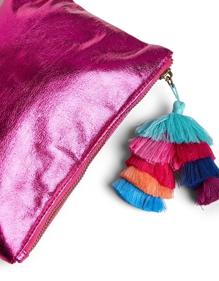 Pompom de la Pochette de soirée rectangulaire pour femme de couleur rose fuchsia métallisé brillant. Fermée par un zip doré, elle est ornée d'un grand pompon suspendu composé de franges colorées superposées en dégradé de bleu turquoise, rose, orange et violet.