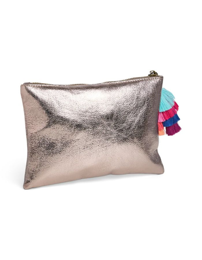 Dos de la Pochette de soirée rectangulaire pour femme en tissu de couleur gris taupe (Taupe Gray). Fermée par un zip sur le dessus, elle est ornée d'un grand pompon suspendu composé de franges colorées superposées en dégradé multicolore