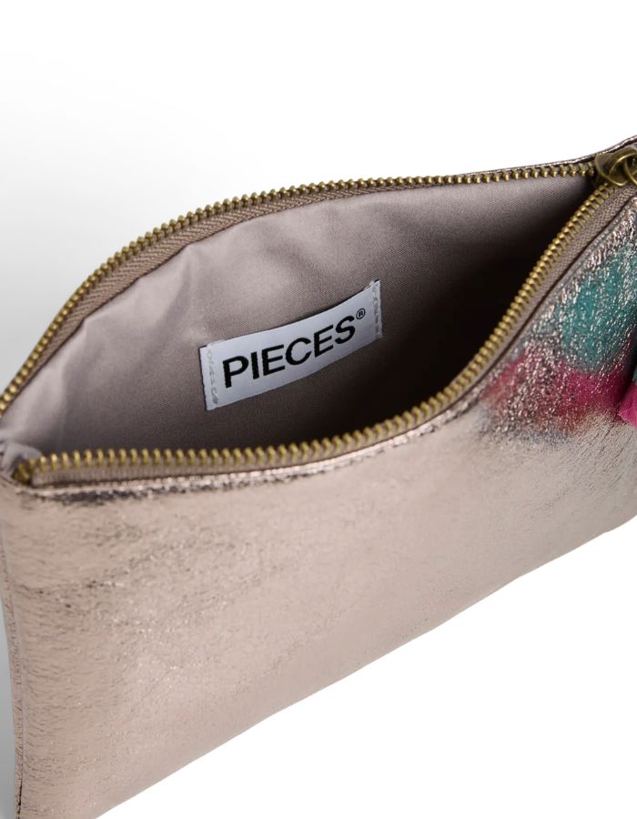 Ouverture de la Pochette de soirée rectangulaire pour femme en tissu de couleur gris taupe (Taupe Gray). Fermée par un zip sur le dessus, elle est ornée d'un grand pompon suspendu composé de franges colorées superposées en dégradé multicolore