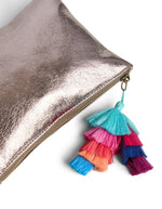 Pompom de la Pochette de soirée rectangulaire pour femme en tissu de couleur gris taupe (Taupe Gray). Fermée par un zip sur le dessus, elle est ornée d'un grand pompon suspendu composé de franges colorées superposées en dégradé multicolore
