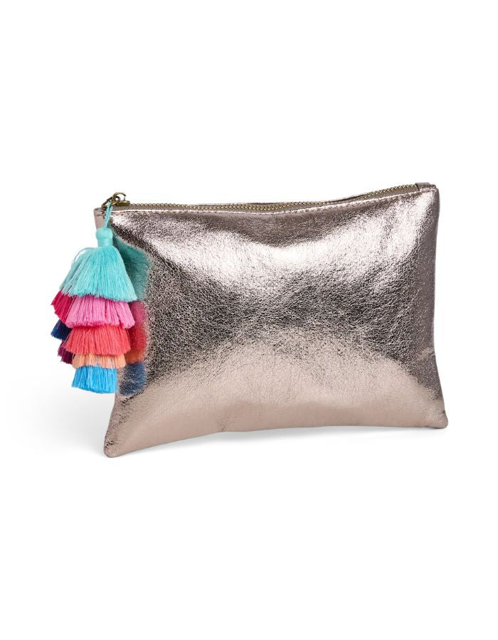 Pochette de soirée rectangulaire pour femme en tissu de couleur gris taupe (Taupe Gray). Fermée par un zip sur le dessus, elle est ornée d'un grand pompon suspendu composé de franges colorées superposées en dégradé multicolore