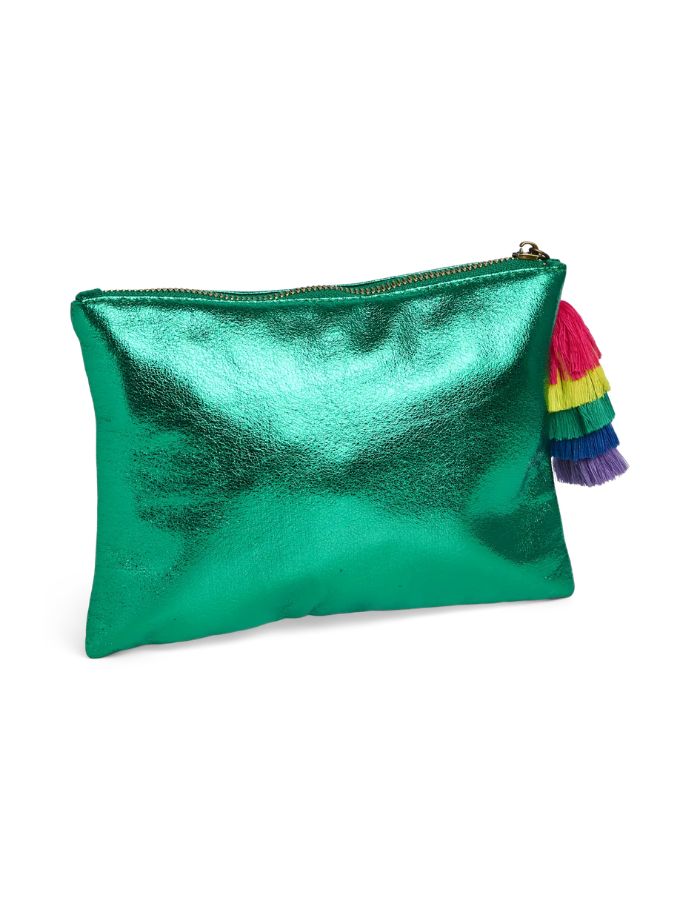 Dos de la Pochette de soirée rectangulaire pour femme en tissu de couleur vert poivron lumineux Pepper Green. Fermée par un zip sur le dessus, elle est ornée d'un grand pompon suspendu composé de franges colorées superposées en dégradé multicolore.