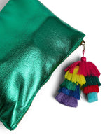 Pompom de la Pochette de soirée rectangulaire pour femme en tissu de couleur vert poivron lumineux Pepper Green. Fermée par un zip sur le dessus, elle est ornée d'un grand pompon suspendu composé de franges colorées superposées en dégradé multicolore.