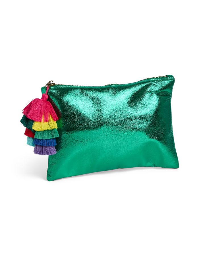 Pochette de soirée rectangulaire pour femme en tissu de couleur vert poivron lumineux Pepper Green. Fermée par un zip sur le dessus, elle est ornée d'un grand pompon suspendu composé de franges colorées superposées en dégradé multicolore.