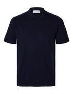 Polo homme Navy Berg en maille plate, manches courtes, col classique et patte de boutonnage.