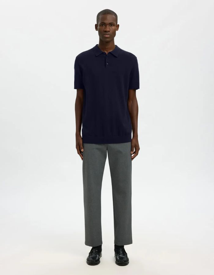 Homme portant un polo BERG SS KNIT POLO navy en maille plate, manches courtes et col polo.