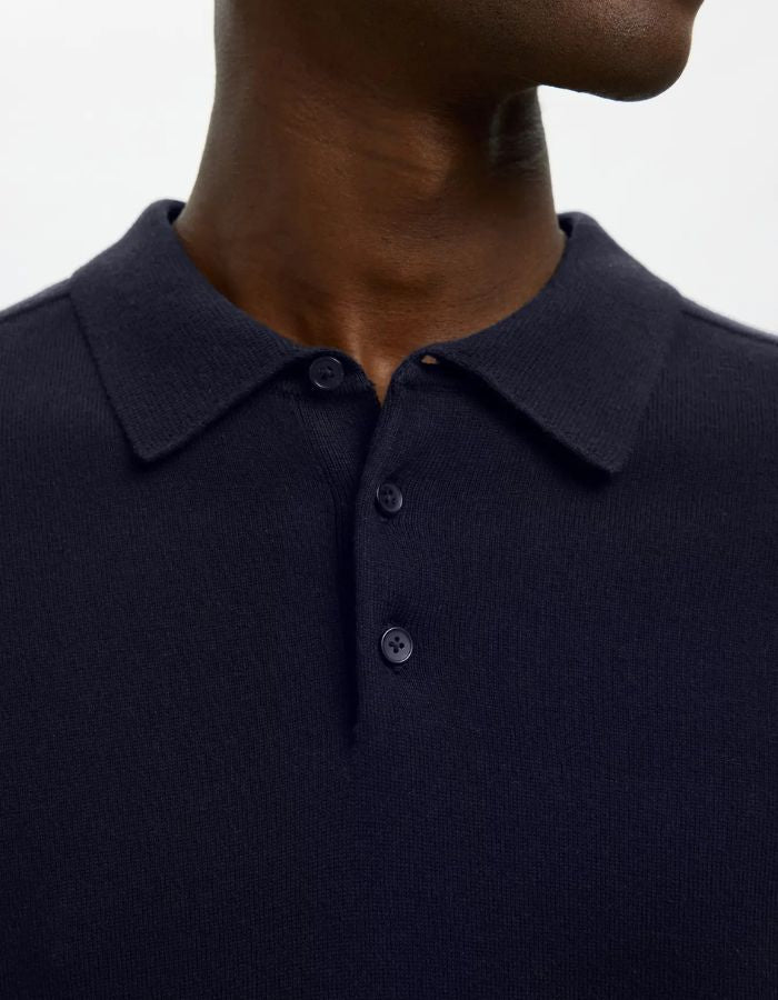 Polo homme Navy Berg en maille plate, col classique boutonné, manches courtes.