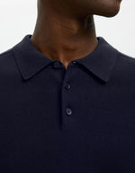 Polo homme Navy Berg en maille plate, col classique boutonné, manches courtes.