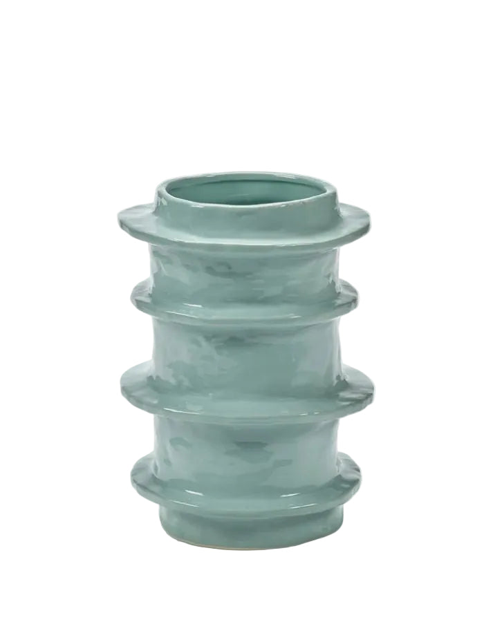 Grand pot de fleur vertical Molly 03 S en grès bleu clair émaillé, design sculptural par Marie Michielssen pour Serax, hauteur 29 cm.