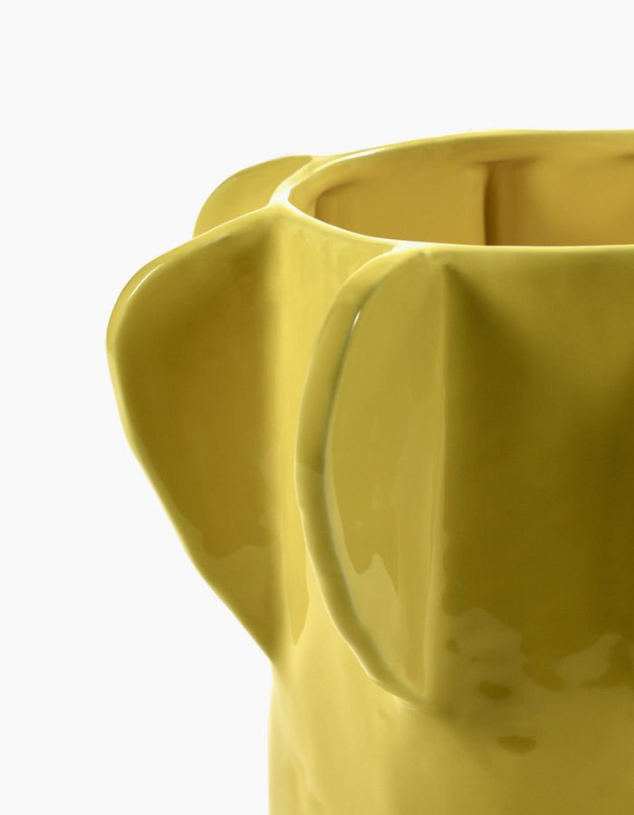 Detail du Pot de fleur sculptural Molly 01 S en grès jaune émaillé par Marie Michielssen pour Serax, forme facettée géométrique, hauteur 24 cm.