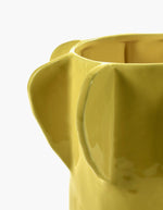 Detail du Pot de fleur sculptural Molly 01 S en grès jaune émaillé par Marie Michielssen pour Serax, forme facettée géométrique, hauteur 24 cm.