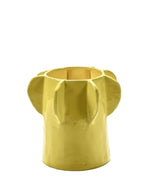 Pot de fleur sculptural Molly 01 S en grès jaune émaillé par Marie Michielssen pour Serax, forme facettée géométrique, hauteur 24 cm.
