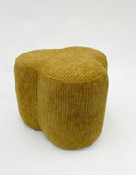 trinity-pouf-trefle-velours-moutarde-bazar-de-luxe-1