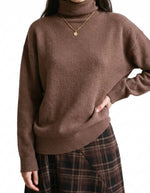 Col du Pull ample col roulé en pure laine marron avec manches longues et maille fine