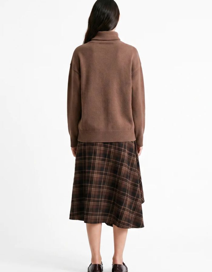 Dos du Pull ample col roulé en pure laine marron avec manches longues et maille fine