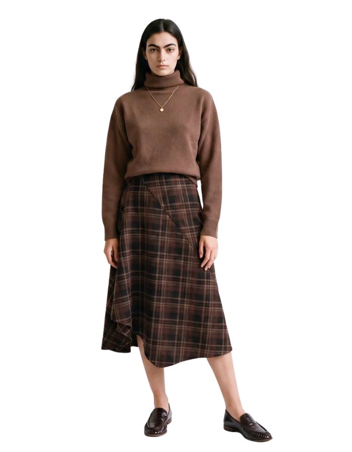 Pull ample col roulé en pure laine marron avec manches longues et maille fine