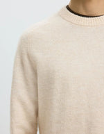 Col du Pull pour homme en maille douce écru avoine à col rond enrichi en alpaga et laine, modèle Rai LS Knit Reg Crew Neck couleur Oatmeal de la marque Selected Homme.