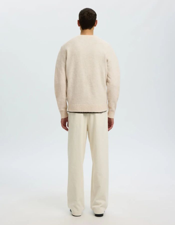 Dos du Pull pour homme en maille douce écru avoine à col rond enrichi en alpaga et laine, modèle Rai LS Knit Reg Crew Neck couleur Oatmeal de la marque Selected Homme.