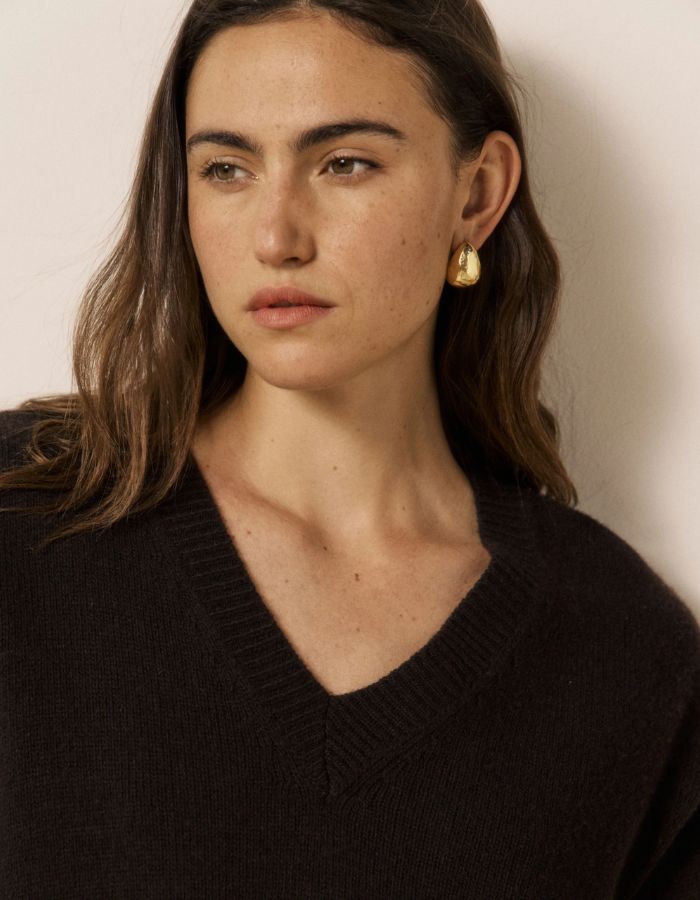 Col du Pull ample col V pour femme en laine et cachemire marron, modèle Milanto de la marque HARTFORD. Présente des emmanchures souples et des finitions en bord-côte au col, aux poignets et à la base.