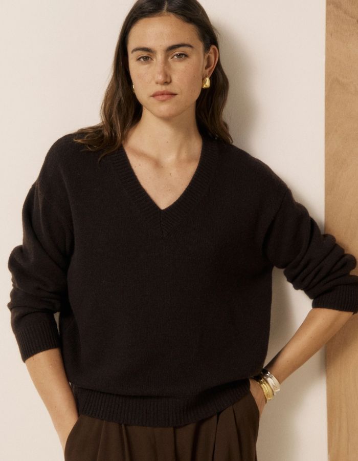 Pull ample col V pour femme en laine et cachemire marron, modèle Milanto de la marque HARTFORD. Présente des emmanchures souples et des finitions en bord-côte au col, aux poignets et à la base.