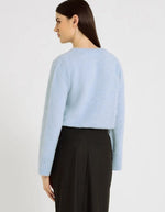 Dos du Pull pour femme en baby alpaga bleu ciel à coupe boîte, col rond et poche poitrine côtelée, modèle Ben de la marque Hana San