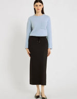 Vue de face du Pull pour femme en baby alpaga bleu ciel à coupe boîte, col rond et poche poitrine côtelée, modèle Ben de la marque Hana San