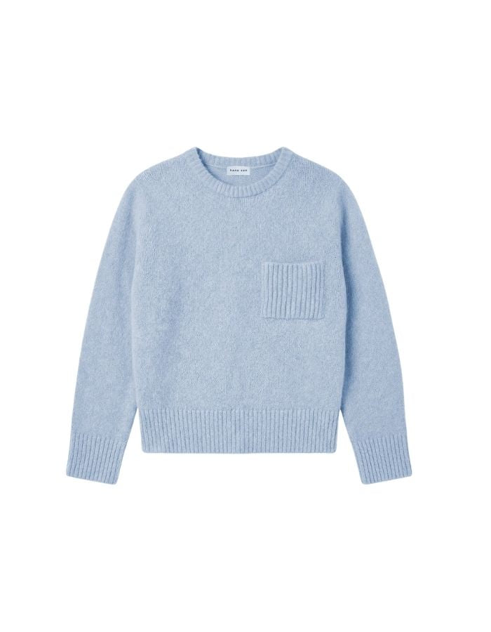 Pull pour femme en baby alpaga bleu ciel à coupe boîte, col rond et poche poitrine côtelée, modèle Ben de la marque Hana San