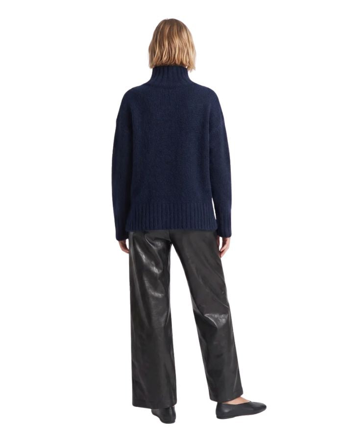 Dos du Pull oversize en maille épaisse bleu marine avec col montant et manches longues