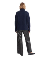 Dos du Pull oversize en maille épaisse bleu marine avec col montant et manches longues