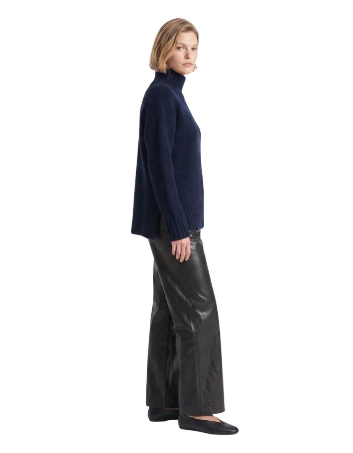 Profil du Pull oversize en maille épaisse bleu marine avec col montant et manches longues