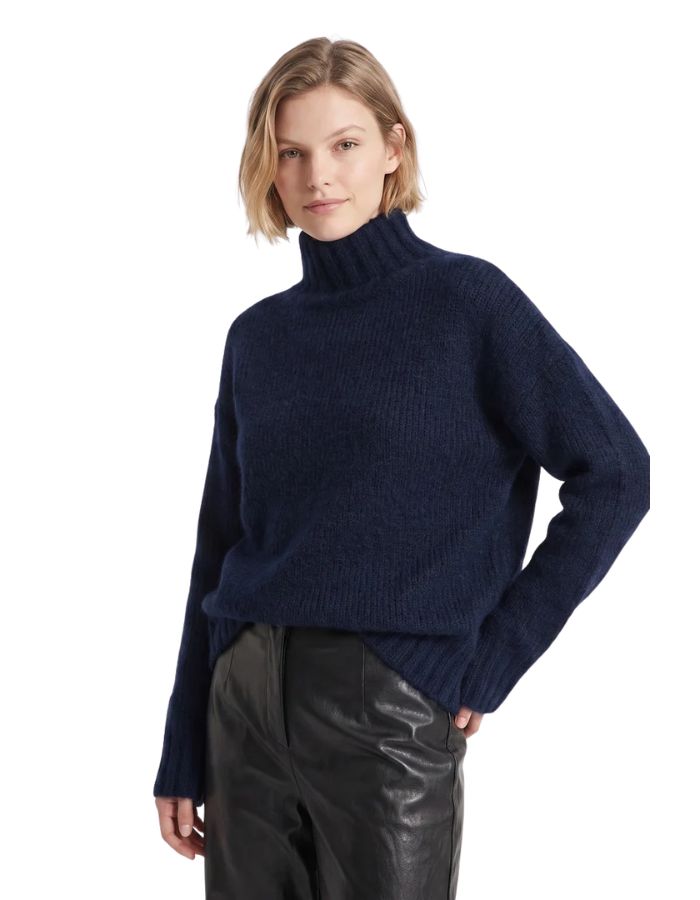 Pull oversize en maille épaisse bleu marine avec col montant et manches longues