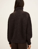 Dos du Pull ample pour femme de couleur marron chocolat, modèle Beltane de la marque Ba&sh. Présente un col camionneur avec fermeture éclair métallique, des emmanchures tombantes basses, des manches longues et un tricotage texturé à côtes larges.
