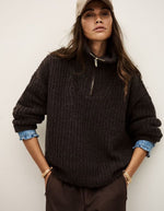 Vue de face du Pull ample pour femme de couleur marron chocolat, modèle Beltane de la marque Ba&sh. Présente un col camionneur avec fermeture éclair métallique, des emmanchures tombantes basses, des manches longues et un tricotage texturé à côtes larges.