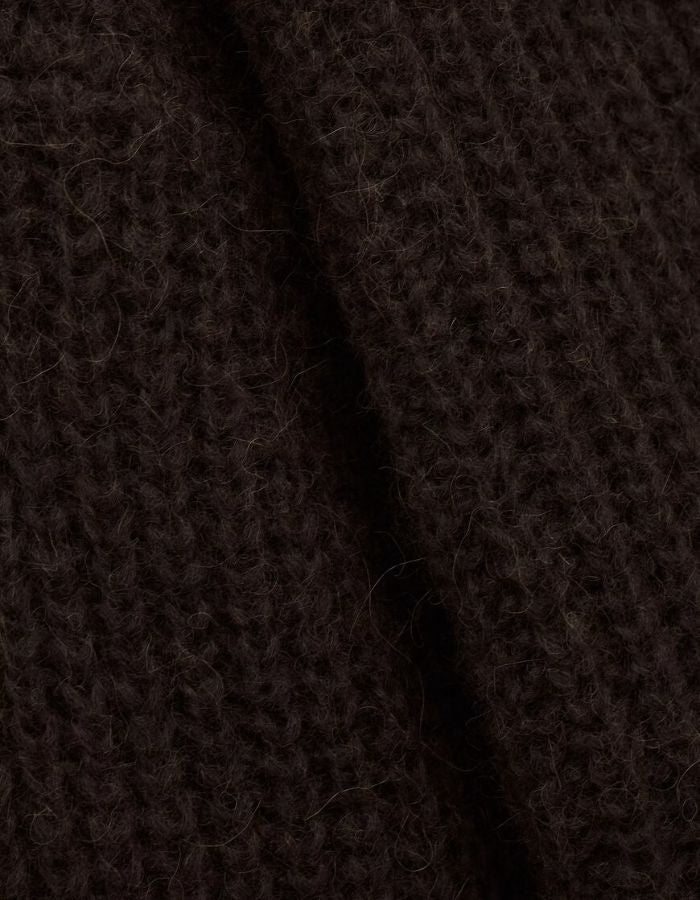 Maille du Pull ample pour femme de couleur marron chocolat, modèle Beltane de la marque Ba&sh. Présente un col camionneur avec fermeture éclair métallique, des emmanchures tombantes basses, des manches longues et un tricotage texturé à côtes larges.