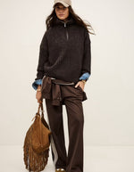 Silhouette avec le Pull ample pour femme de couleur marron chocolat, modèle Beltane de la marque Ba&sh. Présente un col camionneur avec fermeture éclair métallique, des emmanchures tombantes basses, des manches longues et un tricotage texturé à côtes larges.